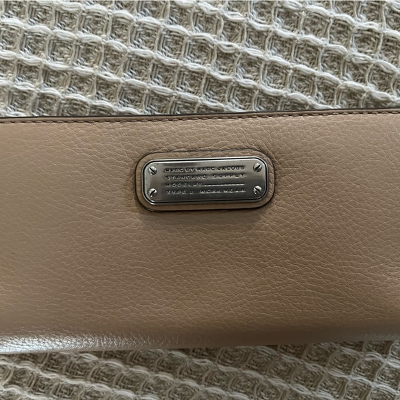 Marc by Marc Jacobs 100% Leather Tan wallet $40 - Picture 4 of 14